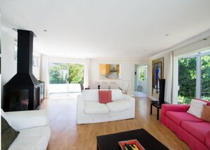 Smart TV y chimenea 