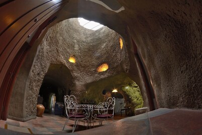 BARRETO CAVES. In the center of a 27,000 m. Finca. Mountain and sea views.