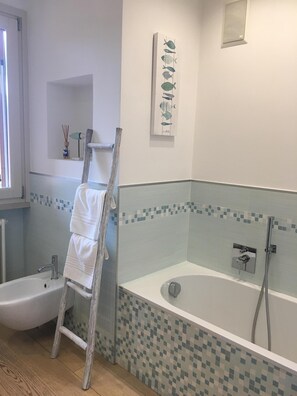Bathtub, hair dryer, bidet, towels - A quiet terrace with a breathtaking view of Lake Garda (Padenghe Sul Garda)