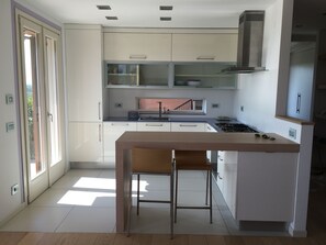 Fridge, oven, stovetop, dishwasher