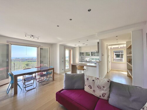 A quiet terrace with a breathtaking view of Lake Garda 