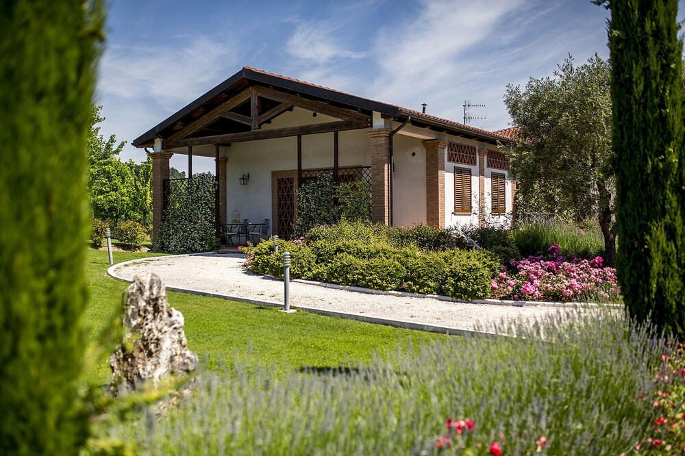 Glicine Apartment in Farmhouse with garden and swimming pool