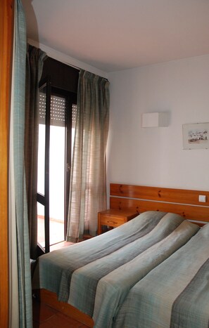 3 habitaciones, tabla de planchar con plancha y ropa de cama 