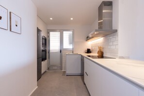 Jääkaappi, mikroaaltouuni, uuni, kahvin-/teenkeitin