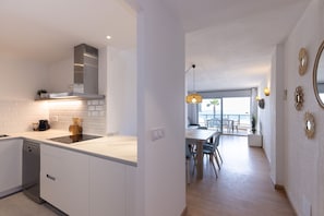 Kühlschrank, Mikrowelle, Ofen, Wasserkocher mit Kaffee-/Teezubehör