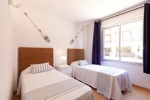 3 bedrooms, iron/ironing board, free WiFi, bed sheets - Spacious beachfront apartment perfect for families -  UHC MEXICO150 (Cambrils)