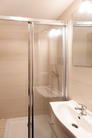 Douche, serviettes fournies