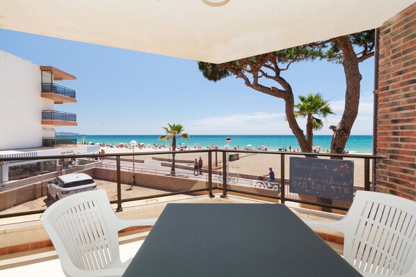 Outdoor dining - Spacious beachfront apartment perfect for families -  UHC MEXICO150 (Cambrils)