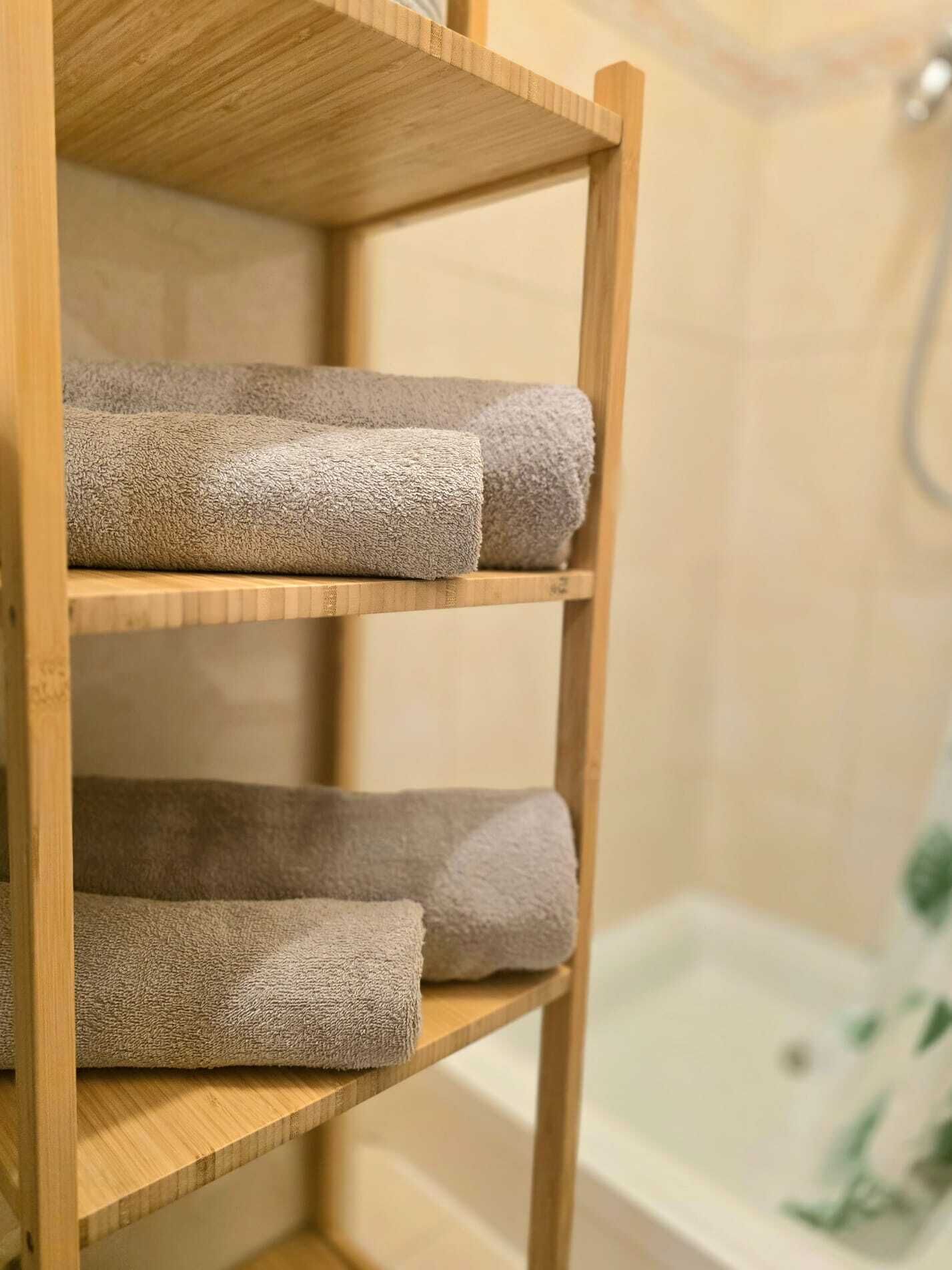 Sèche-cheveux, serviettes fournies, savon, shampoing