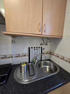 Geladeira, micro-ondas, cooktop, cafeteira/chaleira