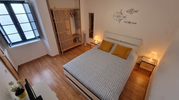 1 habitación, tabla de planchar con plancha y cuna de viaje