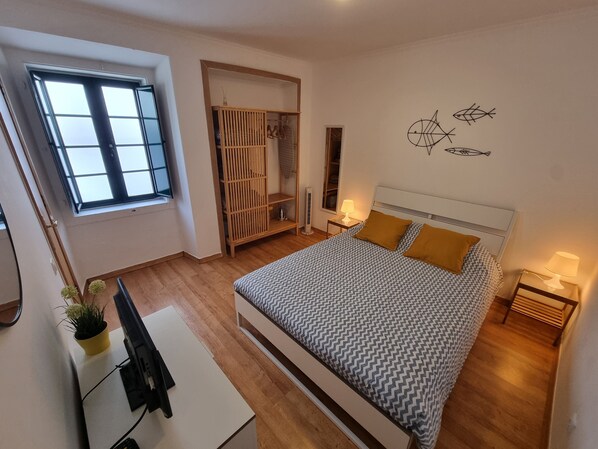 1 habitación, tabla de planchar con plancha y cuna de viaje 