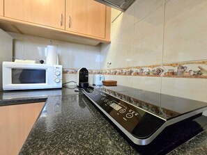 Geladeira, micro-ondas, cooktop, cafeteira/chaleira