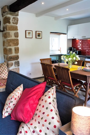 Smart TV, fireplace, books, stereo