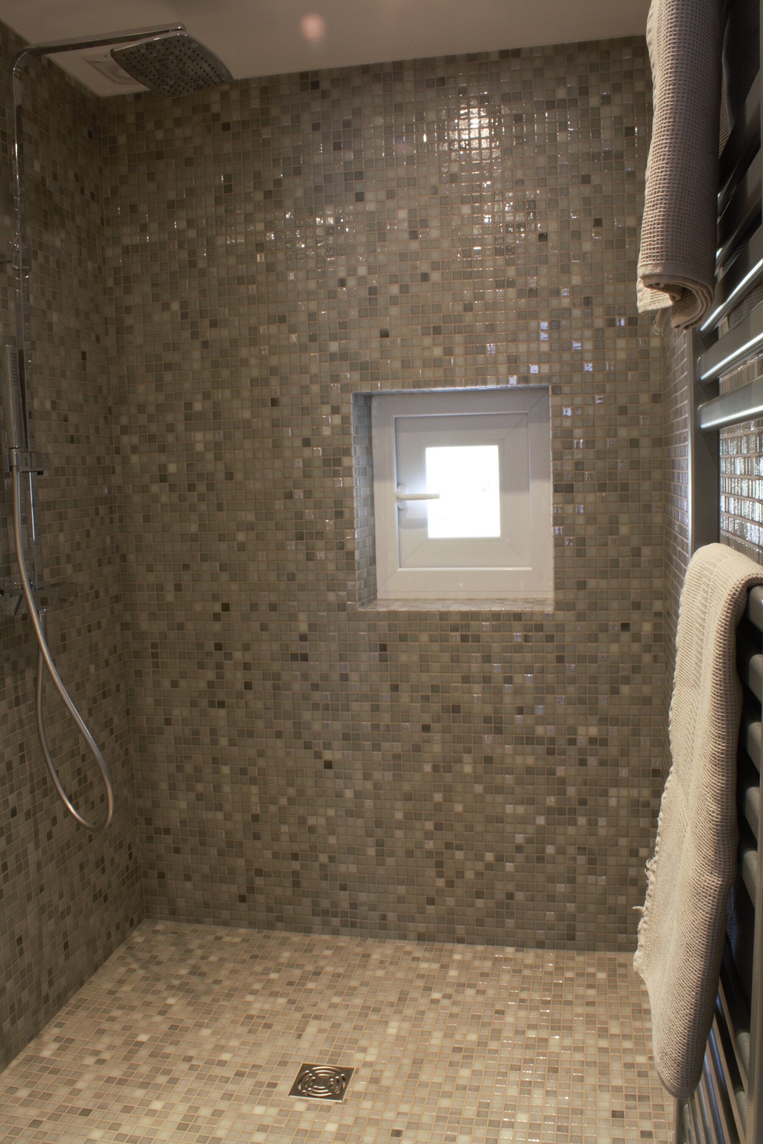 Douche, sèche-cheveux, serviettes fournies, papier toilette