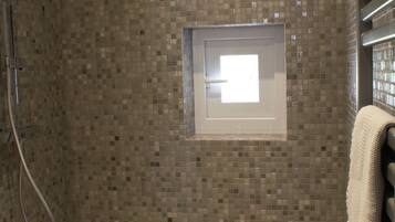 Douche, sĂšche-cheveux, serviettes fournies, papier toilette