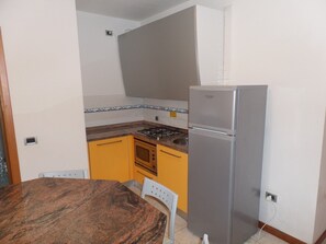 Réfrigérateur, micro-ondes, plaque de cuisson, cafetiÚre/bouilloire