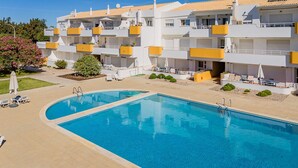 Un complexe hôtelier doté d’une grande piscine, de nombreux balcons et d’espaces de détente en plein air.