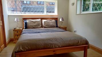 4 bedrooms, iron/ironing board, WiFi, bed sheets
