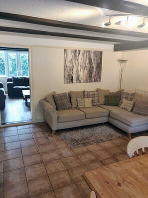 TV, fireplace, books - The Whitehouse Cottage (Great Paxton)