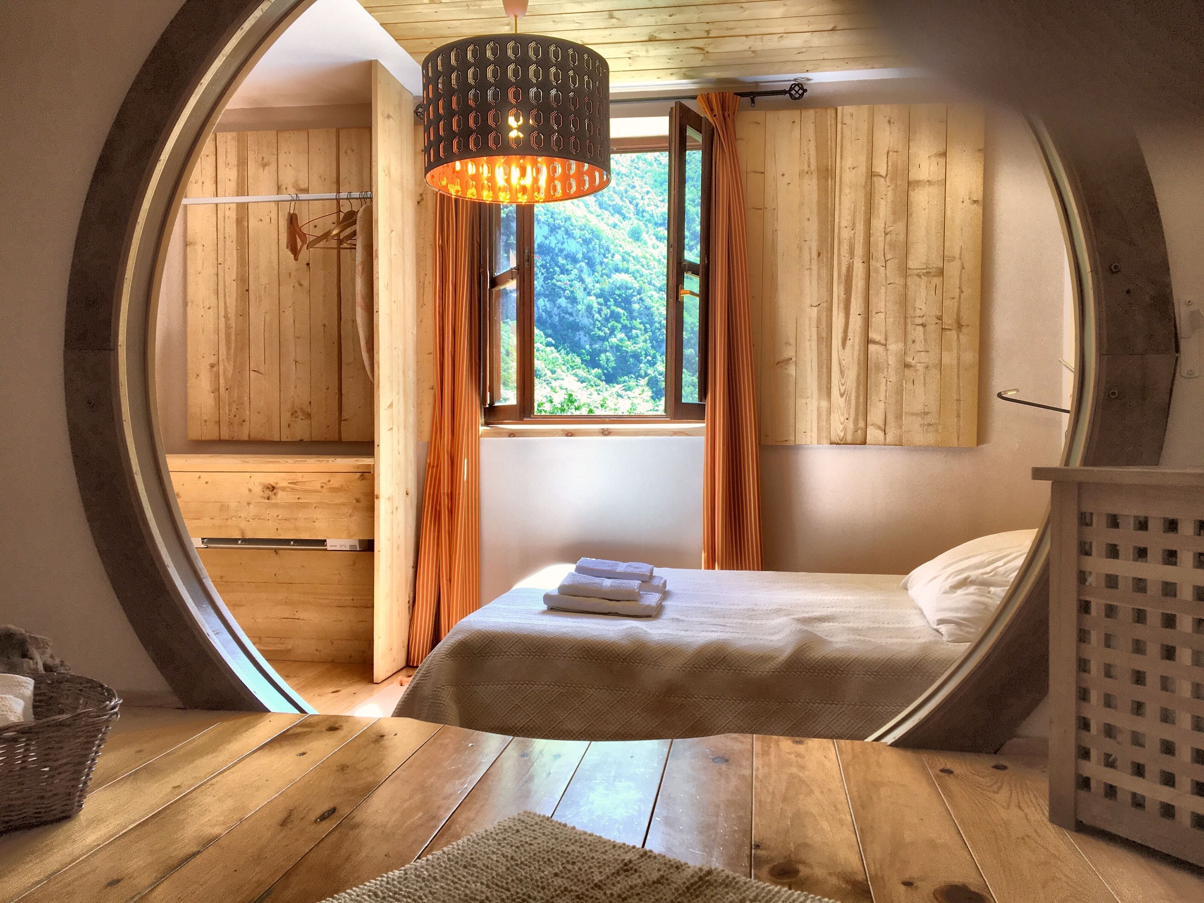 1 habitación, tabla de planchar con plancha y ropa de cama 