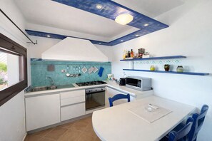 Kylskåp, mikrovågsugn, ugn och spishäll