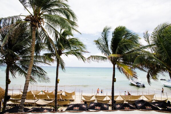 En la playa, camastros y toallas de playa 