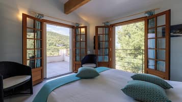 5 bedrooms, desk, iron/ironing board, travel crib