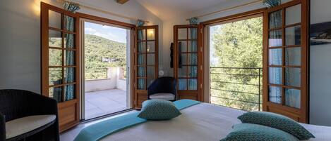 5 habitaciones, escritorio y tabla de planchar con plancha