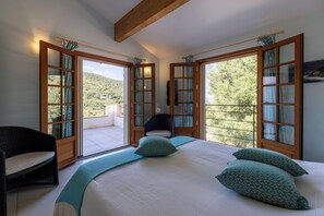 5 bedrooms, desk, iron/ironing board, travel crib