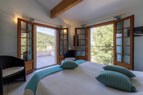 Spacieuse villa avec vue mer, piscine et terrain de pétanque, près des plages