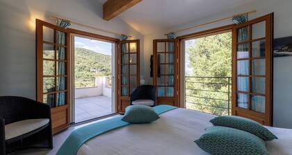 Tilava huvila lähellä merta suojatussa paikassa, ainutlaatuinen meri- ja maquis-näkymä.