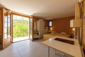 5 chambres, bureau, fer et planche à repasser, lit parapluie