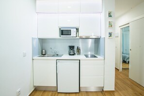 Refrigerador, microondas, parrilla de estufa y cafetera y tetera