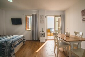 1 bedroom, iron/ironing board, free WiFi, bed sheets - COZY APARTMENT WITH SEA VIEW & FREE WIFI (Empuriabrava)