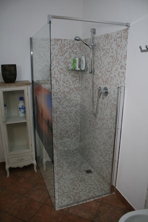 Chuveiro, secador de cabelo, bidê, toalhas de banho
