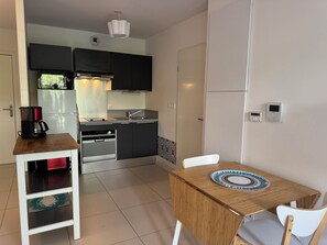 Réfrigérateur, micro-ondes, plaque de cuisson, lave-vaisselle