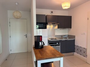 Réfrigérateur, micro-ondes, plaque de cuisson, lave-vaisselle