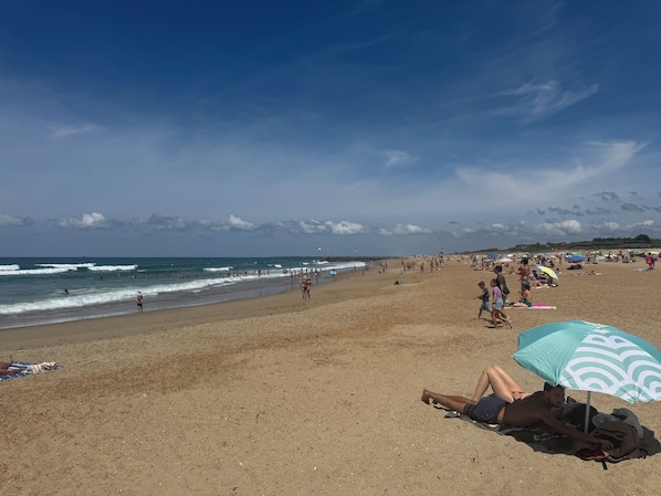 Una spiaggia nelle vicinanze