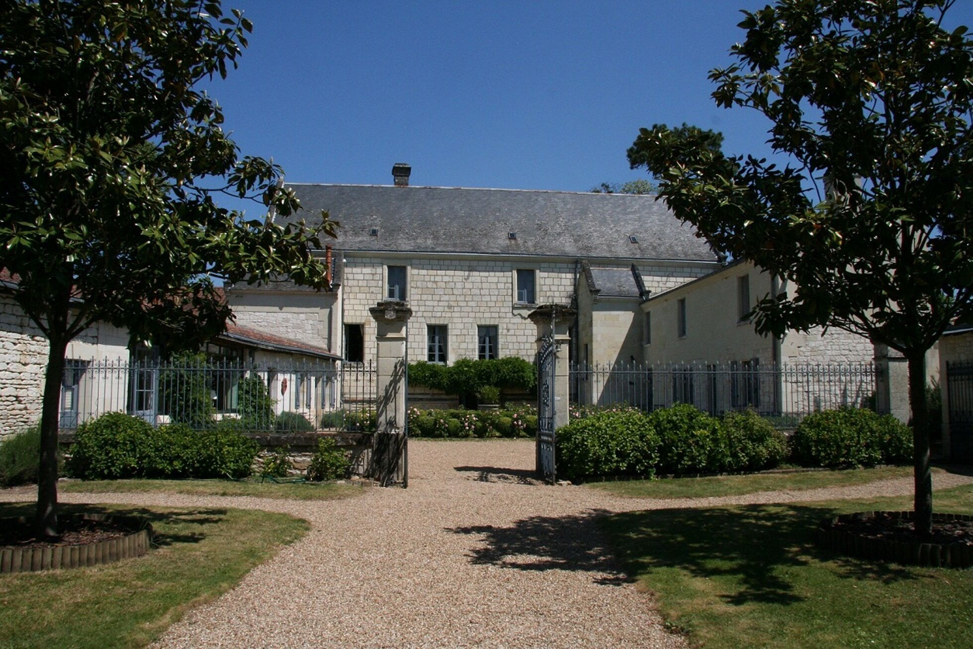 Cottage, 4 bedrooms up to 10, pool, in a XVIIth C Castle in the Loire Valley