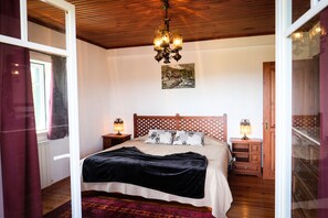 4 quartos, ferros/tábuas de passar roupa, berço de viagem