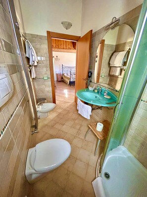 Ducha, secador de pelo, bidet, toallas