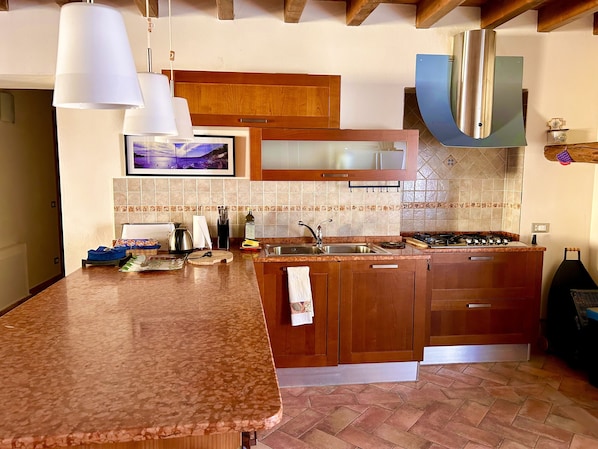 Frigorifero, microonde, forno, piano cottura