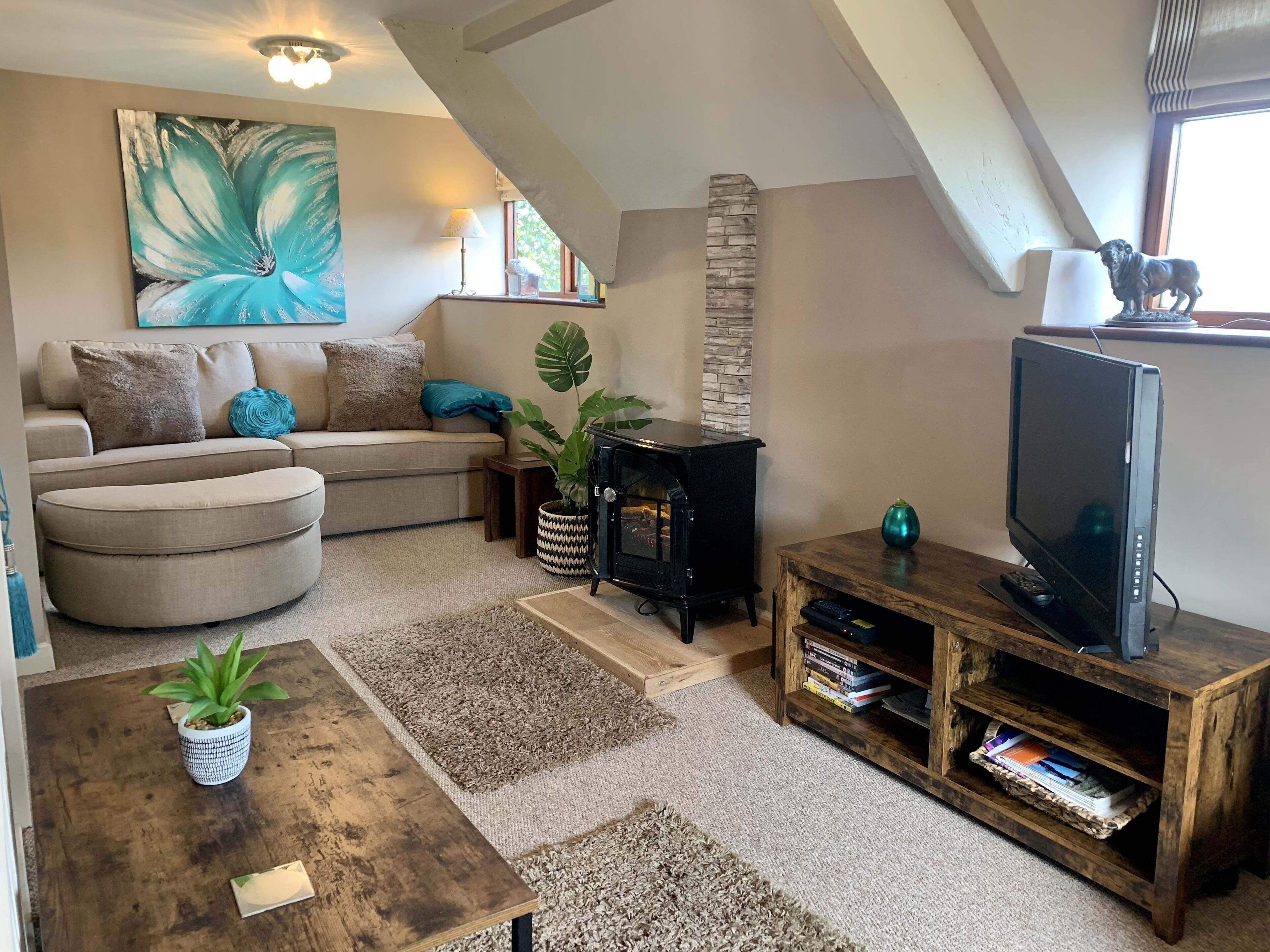 Delightful Cottage in a Peaceful Rural location, but only 5 minutes to the city.