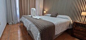 1 Schlafzimmer, Zimmersafe, Schreibtisch, Bügeleisen/Bügelbrett