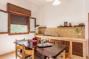Fridge, oven, stovetop, coffee/tea maker