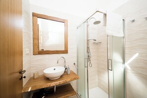 Dusche, Haartrockner, Bidet, Handtücher