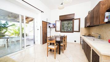 Réfrigérateur, four, plaque de cuisson, cafetiÚre/bouilloire