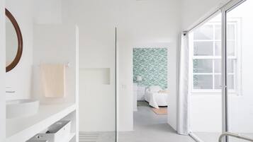 3 多间卧室、熨斗/熨衣板、上网接入、床单