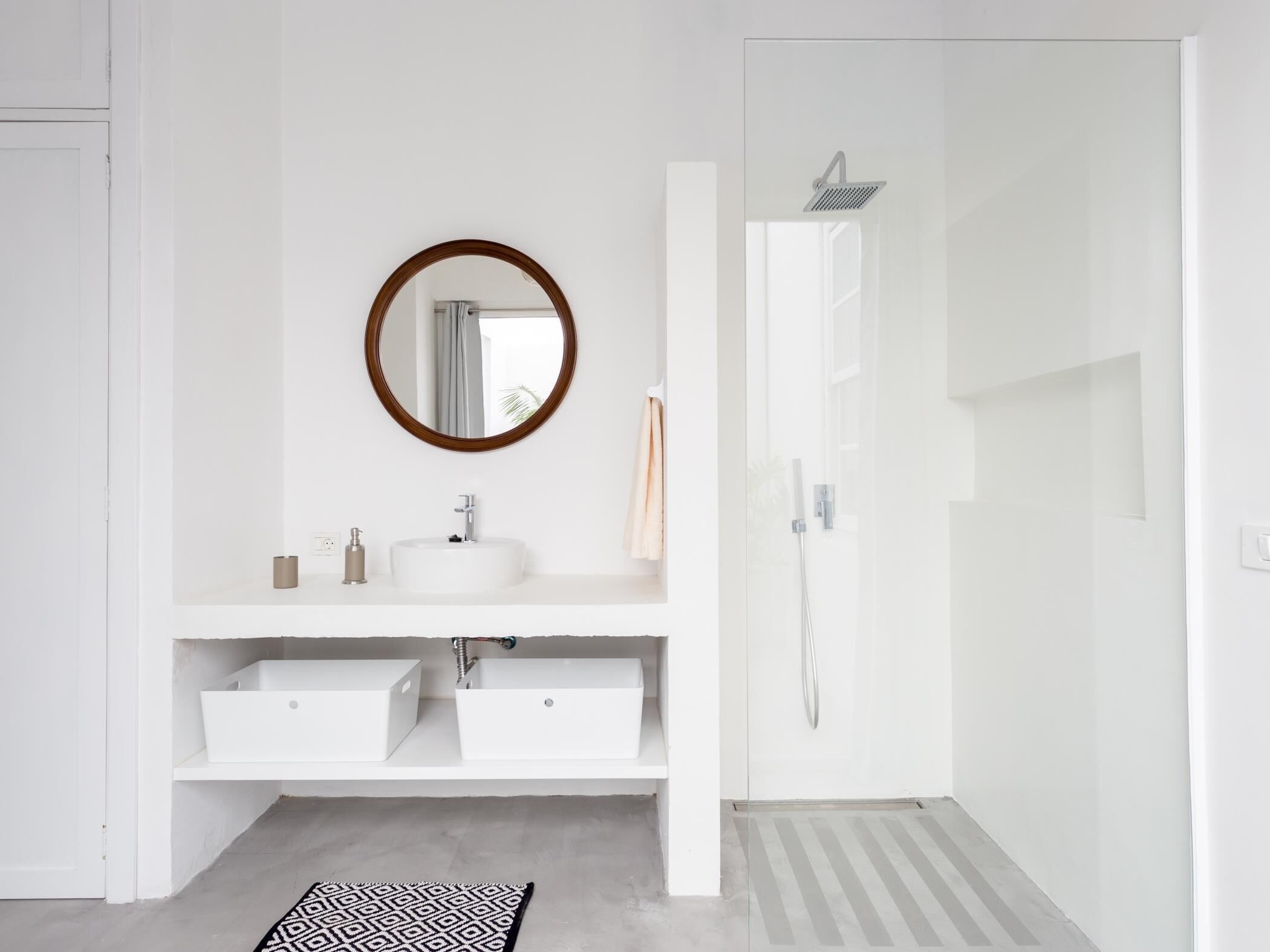 Een douche, een haardroger, handdoeken